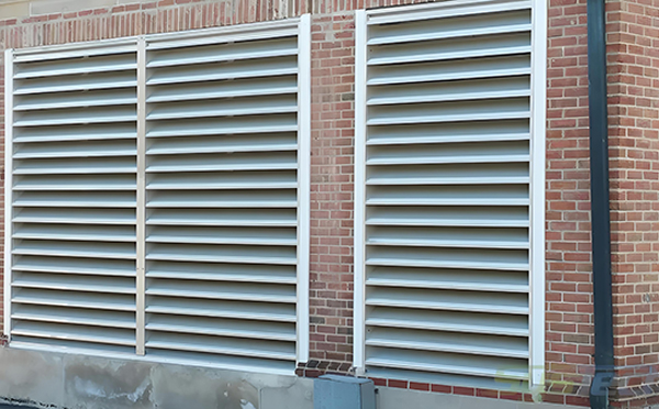 老街街道百叶窗