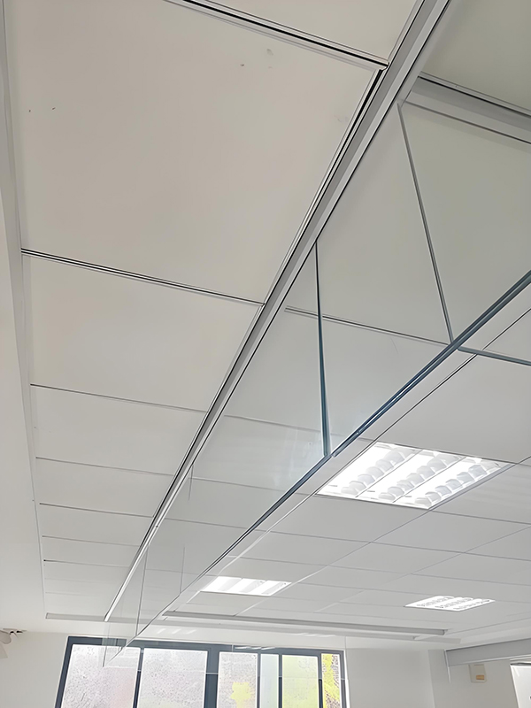 老街街道玻璃老街街道挡烟垂壁