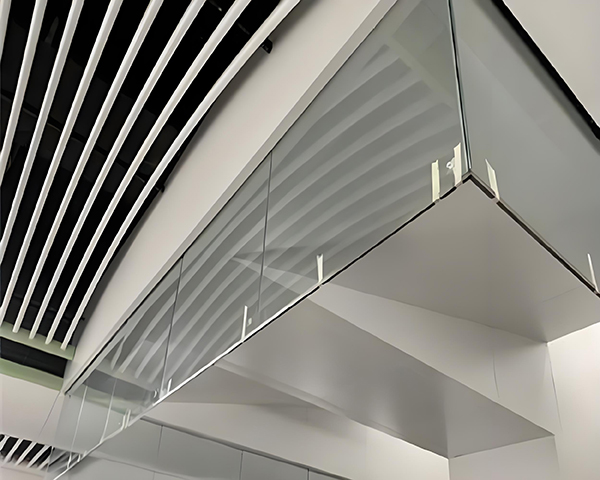 老街街道玻璃老街街道挡烟垂壁