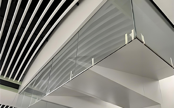 老街街道玻璃挡烟垂壁