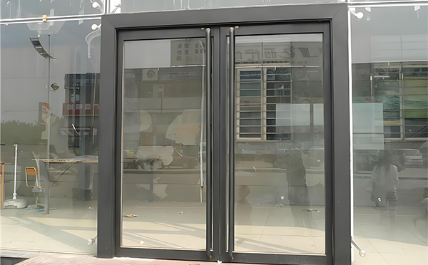 老街街道玻璃地弹门