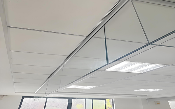 老街街道玻璃挡烟垂壁