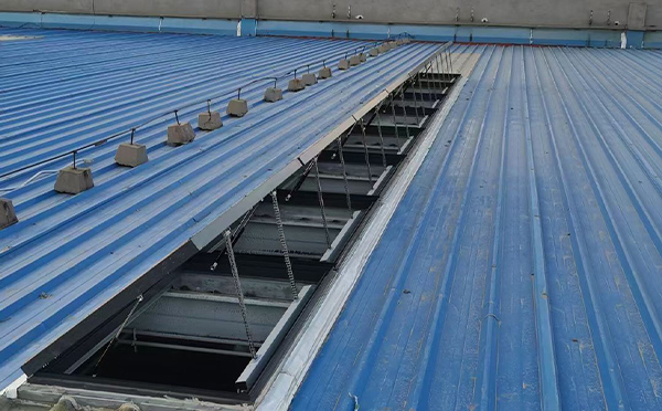 某城市大型商业综合体中庭老街街道排烟窗工程